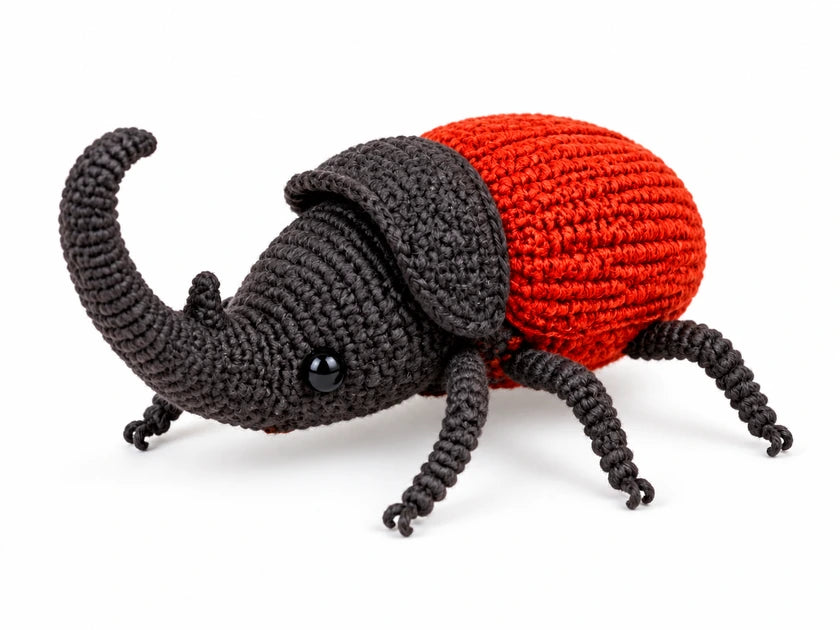 Scarabée au crochet à grande corne, tête anthracite et corps rouge orangé sur fond blanc