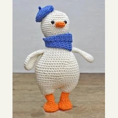 Canard blanc au crochet avec un béret et une écharpe bleus