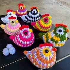 Poules multicolores au crochet ornées de fleurs