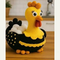 Poule noire et jaune en forme de panier avec des œufs
