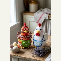 Deux poules au crochet avec des tabliers à motifs