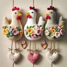 Trois poules décoratives suspendues, ornées de fleurs et de cœurs