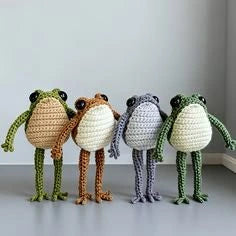 Quatre grenouilles au crochet aux longues pattes