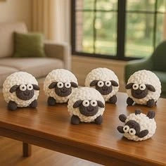 Plusieurs moutons au crochet sur une table en bois