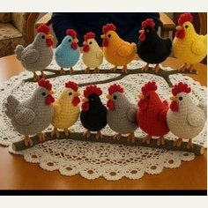 Deux rangées de petites poules multicolores sur des perchoirs